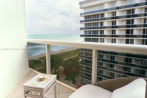 Condo in Surfside, Florida, 2 bedrooms  № 1606812 - photo 25
