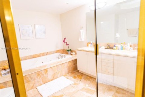 Condo in Surfside, Florida, 2 bedrooms  № 1606812 - photo 21