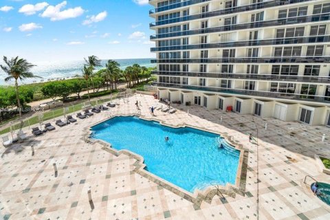 Condo in Surfside, Florida, 2 bedrooms  № 1606812 - photo 2