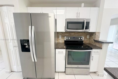 Снять в аренду таунхаус в Пемброк-Пайнс, Флорида 3 спальни, 127.09м2, № 2087187 - фото 5