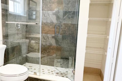 Снять в аренду таунхаус в Пемброк-Пайнс, Флорида 3 спальни, 127.09м2, № 2087187 - фото 19