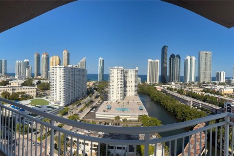 Condo in Sunny Isles Beach, Florida, 3 bedrooms № 2076345 - photo 13