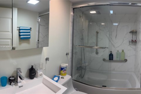 Condo in Sunny Isles Beach, Florida, 3 bedrooms № 2076345 - photo 12