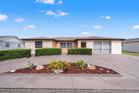 House in Port Richey, Florida 2 bedrooms, 149.85 sq.m. № 2351807