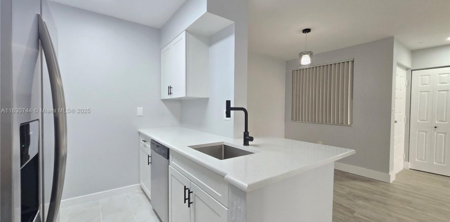 Condo in Oakland Park, Florida, 1 bedroom № 1807045