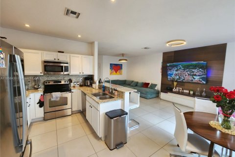 Townhouse in Miami, Florida 3 bedrooms, 168.34 sq.m. № 1878619 - photo 6