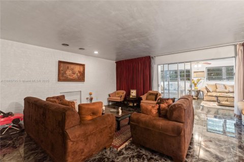 Casa en venta en Miami, Florida, 4 dormitorios, 203.73 m2 № 1942143 - foto 15