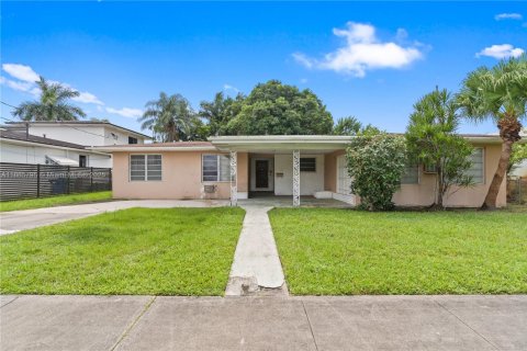 Casa en venta en Miami, Florida, 4 dormitorios, 203.73 m2 № 1942143 - foto 2