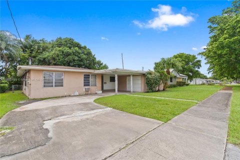 Casa en venta en Miami, Florida, 4 dormitorios, 203.73 m2 № 1942143 - foto 3