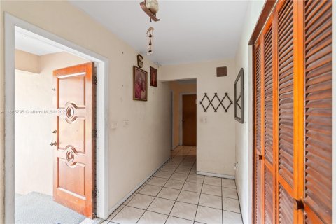 Casa en venta en Miami, Florida, 4 dormitorios, 203.73 m2 № 1942143 - foto 10