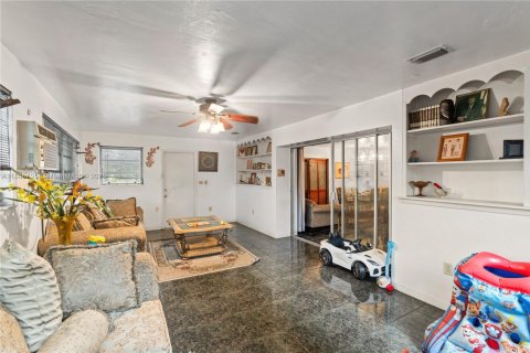 Casa en venta en Miami, Florida, 4 dormitorios, 203.73 m2 № 1942143 - foto 18