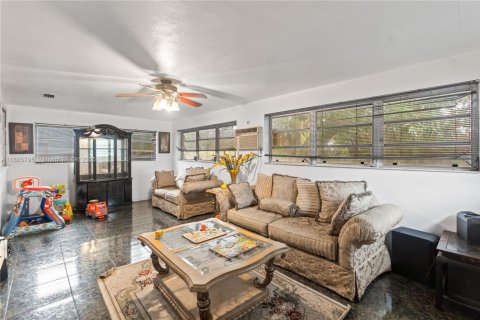 Casa en venta en Miami, Florida, 4 dormitorios, 203.73 m2 № 1942143 - foto 17