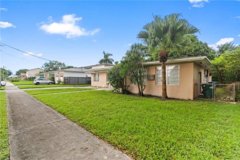 Casa en venta en Miami, Florida, 4 dormitorios, 203.73 m2 № 1942143 - foto 4