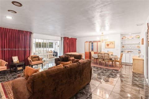 Casa en venta en Miami, Florida, 4 dormitorios, 203.73 m2 № 1942143 - foto 12
