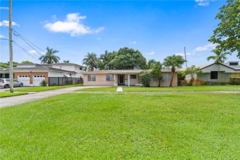 Casa en venta en Miami, Florida, 4 dormitorios, 203.73 m2 № 1942143 - foto 1