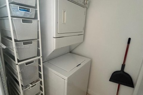 Купить кондоминиум в Халландейл-Бич, Флорида 1 спальня, 80.92м2, № 2021404 - фото 16