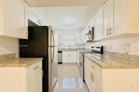Copropriété à louer à Miami, Floride: 1 chambre, 69.4 m2 № 1941829 - photo 6