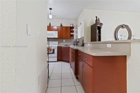 Townhouse in Florida City, Florida 3 bedrooms, 141.86 sq.m. № 1991714 - photo 8