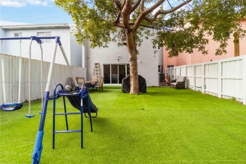 Townhouse in Florida City, Florida 3 bedrooms, 141.86 sq.m. № 1991714 - photo 27