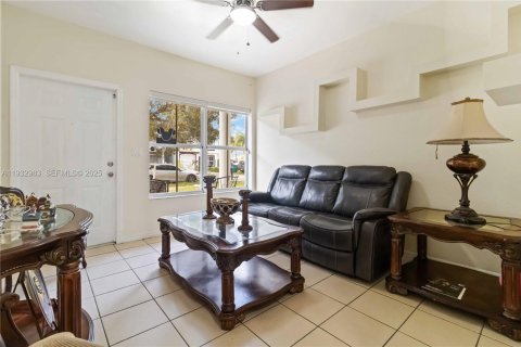 Townhouse in Florida City, Florida 3 bedrooms, 141.86 sq.m. № 1991714 - photo 5