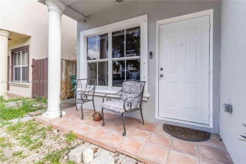 Townhouse in Florida City, Florida 3 bedrooms, 141.86 sq.m. № 1991714 - photo 3