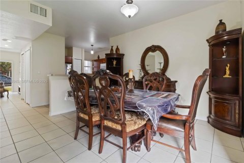 Townhouse in Florida City, Florida 3 bedrooms, 141.86 sq.m. № 1991714 - photo 12