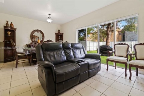 Townhouse in Florida City, Florida 3 bedrooms, 141.86 sq.m. № 1991714 - photo 6