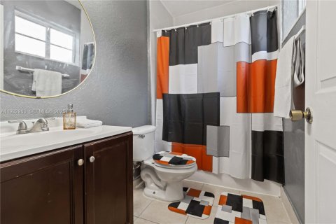 Townhouse in Florida City, Florida 3 bedrooms, 141.86 sq.m. № 1991714 - photo 24