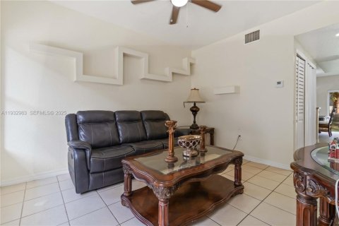 Townhouse in Florida City, Florida 3 bedrooms, 141.86 sq.m. № 1991714 - photo 4