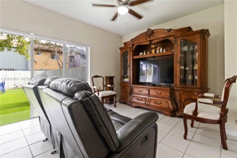 Townhouse in Florida City, Florida 3 bedrooms, 141.86 sq.m. № 1991714 - photo 7