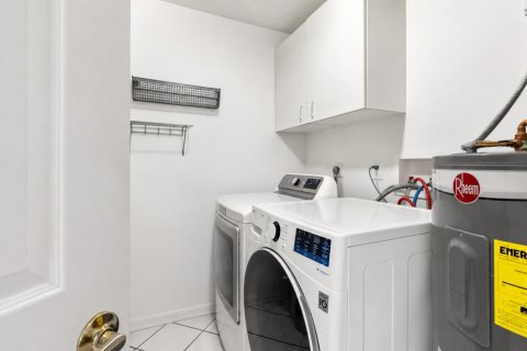 Купить виллу или дом в Пемброк-Пайнс, Флорида 3 комнаты, 293.11м2, № 2150406 - фото 20