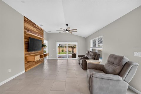 House in The Villages, Florida 3 bedrooms, 138.61 sq.m. № 2258358 - photo 16