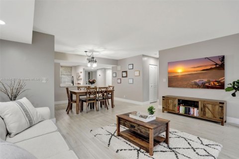 Condo in Coconut Creek, Florida, 2 bedrooms  № 1872208 - photo 14