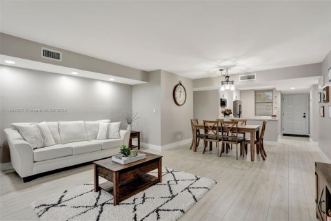 Condo in Coconut Creek, Florida, 2 bedrooms  № 1872208 - photo 15