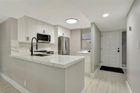 Condo in Coconut Creek, Florida, 2 bedrooms  № 1872208 - photo 3