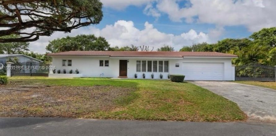 House in Palmetto Bay, Florida 3 bedrooms, 140.1 sq.m. № 2086340