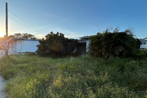 Commercial property in Saint Petersburg, Florida 3 bedrooms, 123.56 sq.m. № 2098972 - photo 12