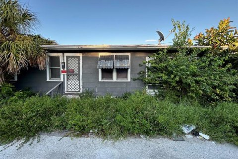 Commercial property in Saint Petersburg, Florida 3 bedrooms, 123.56 sq.m. № 2098972