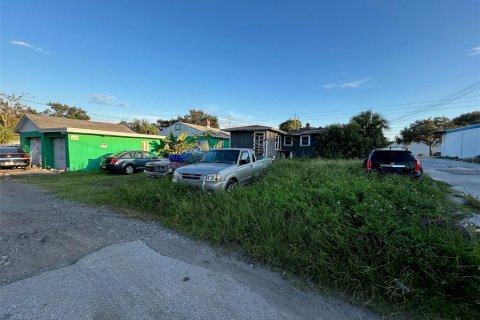 Commercial property in Saint Petersburg, Florida 3 bedrooms, 123.56 sq.m. № 2098972 - photo 9