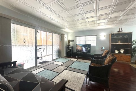 Condo in Pembroke Pines, Florida, 2 bedrooms  № 1712870 - photo 11
