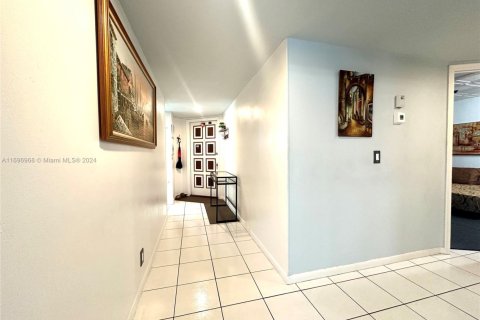 Condo in Pembroke Pines, Florida, 2 bedrooms  № 1712870 - photo 23