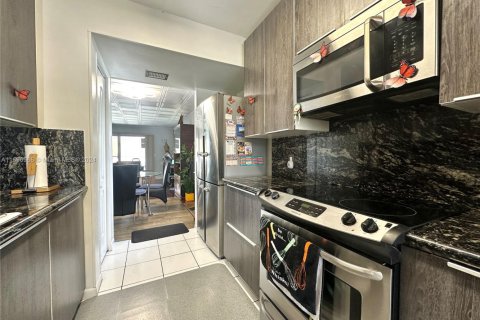 Condo in Pembroke Pines, Florida, 2 bedrooms  № 1712870 - photo 20