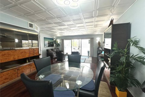 Condo in Pembroke Pines, Florida, 2 bedrooms  № 1712870 - photo 15