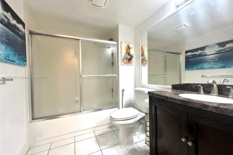 Condo in Pembroke Pines, Florida, 2 bedrooms  № 1712870 - photo 25