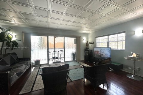 Condo in Pembroke Pines, Florida, 2 bedrooms  № 1712870 - photo 13
