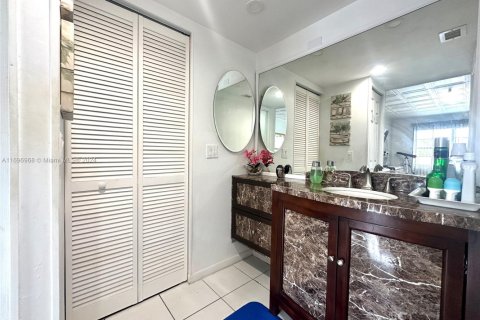 Condo in Pembroke Pines, Florida, 2 bedrooms  № 1712870 - photo 6