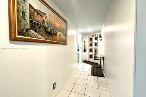 Condo in Pembroke Pines, Florida, 2 bedrooms  № 1712870 - photo 22