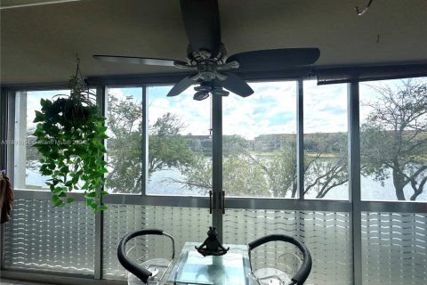 Condo in Pembroke Pines, Florida, 2 bedrooms  № 1712870 - photo 8