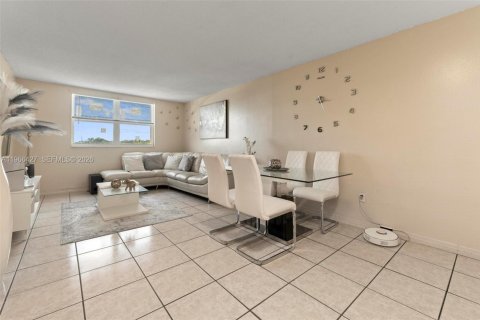 Condominio en venta en Hialeah, Florida, 2 dormitorios, 71.53 m2 № 2028639 - foto 15