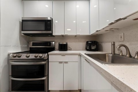 Condominio en venta en Hialeah, Florida, 2 dormitorios, 71.53 m2 № 2028639 - foto 13